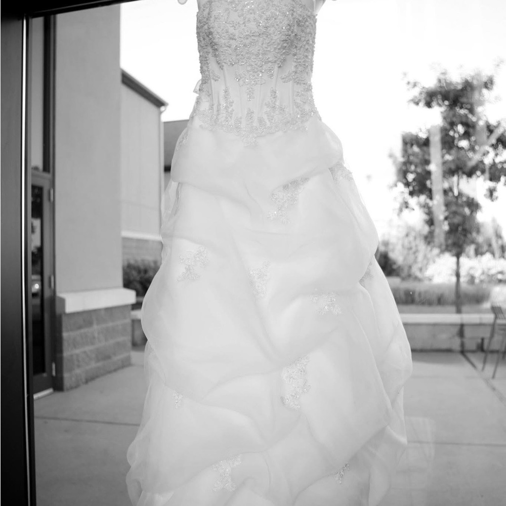 Elegant White Strapless Wedding Dress
